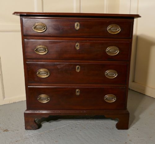 fig 1. Georgian Mahogany Chest of Drawers