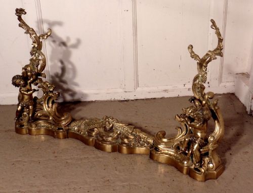 Large French Classical Rococo Brass Fender Decorated with Putti Chenets