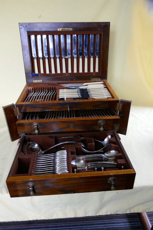 109 Piece Cutlery Set in Oak Wellington Chest Canteen