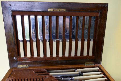 fig 3. 109 Piece Cutlery Set in Oak Wellington Chest Canteen