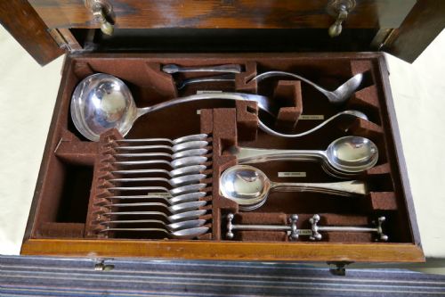 fig 5. 109 Piece Cutlery Set in Oak Wellington Chest Canteen