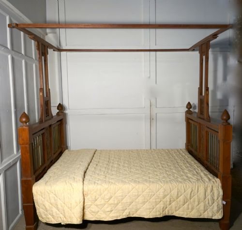 fig 4. Colonial Style Antique 4 Poster 5ft Double Bed