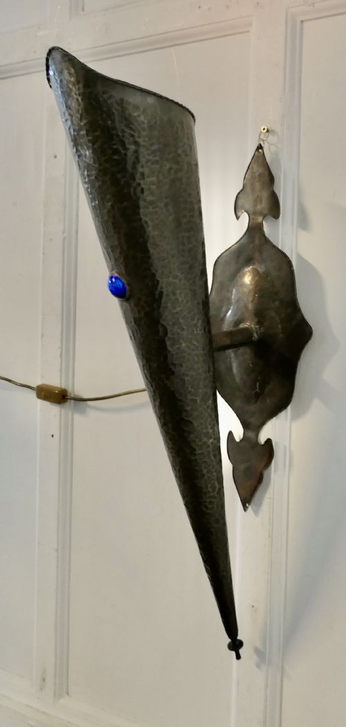 A VERY ATTRACTIVE ARTS AND CRAFTS GOTHIC COPPER WALL LIGHT - ADDITIONAL PHOTO 1