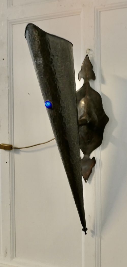 A VERY ATTRACTIVE ARTS AND CRAFTS GOTHIC COPPER WALL LIGHT - ADDITIONAL PHOTO 2