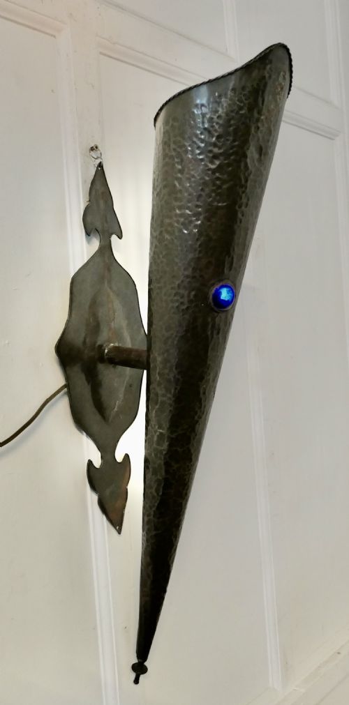 A VERY ATTRACTIVE ARTS AND CRAFTS GOTHIC COPPER WALL LIGHT - ADDITIONAL PHOTO 3