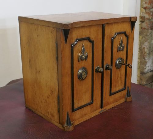 19TH CENTURY GOLDEN OAK HUMIDOR - ADDITIONAL PHOTO 1