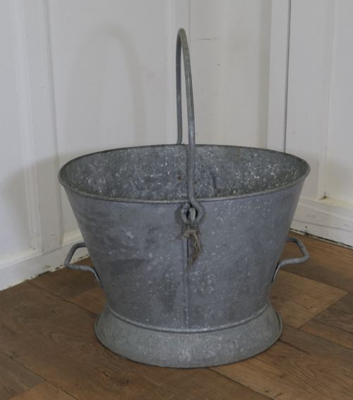 A LARGE GALVANISED HOUSEMAIDS BUCKET - ADDITIONAL PHOTO 1