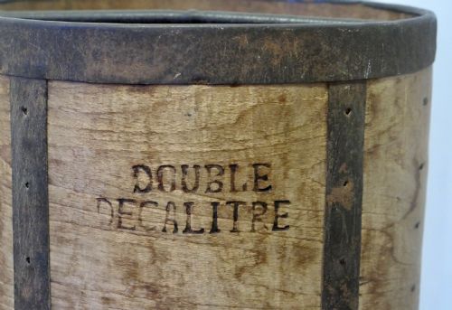 19TH CENTURY FRENCH 10 LITRE WOODEN FRUIT MEASURE - ADDITIONAL PHOTO 1