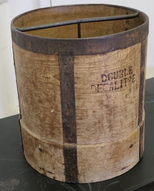 19TH CENTURY FRENCH 10 LITRE WOODEN FRUIT MEASURE - ADDITIONAL PHOTO 6