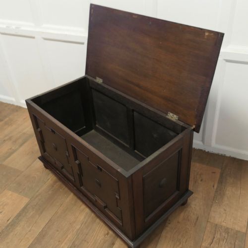 ARTS AND CRAFTS PANELLED OAK COFFER - ADDITIONAL PHOTO 4