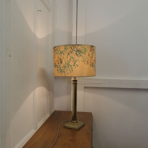 A TALL BRASS CORINTHIAN COLUMN TABLE LAMP WITH SHADE - ADDITIONAL PHOTO 6