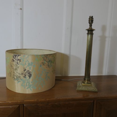 A TALL BRASS CORINTHIAN COLUMN TABLE LAMP WITH SHADE - ADDITIONAL PHOTO 8
