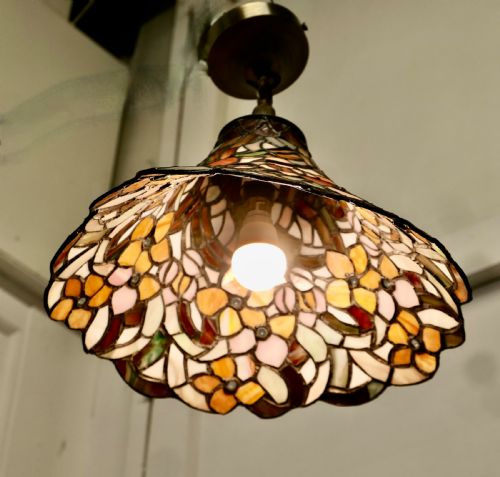 A VINTAGE TIFFANY ARTS AND CRAFTS LAMPSHADE - ADDITIONAL PHOTO 1