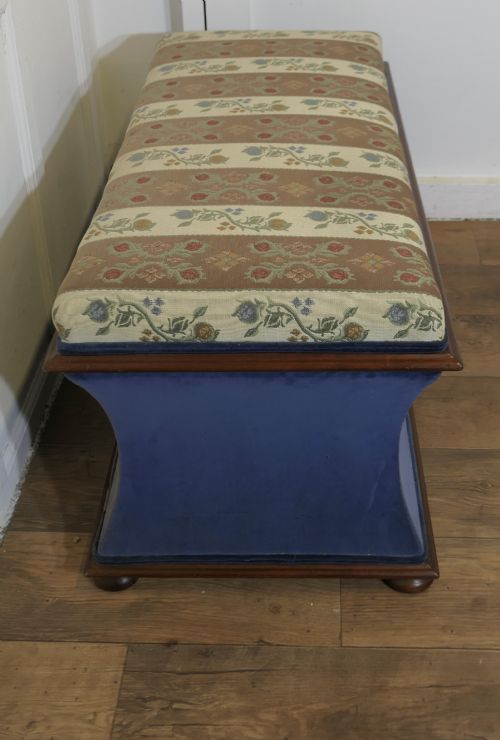 A LARGE REGENCY UPHOLSTERED OTTOMAN OR WINDOW SEAT - ADDITIONAL PHOTO 3