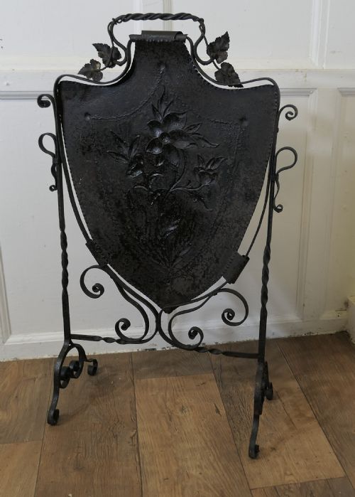 VICTORIAN ARTS AND CRAFTS GOTHIC SHIELD IRON FIRE SCREEN - ADDITIONAL PHOTO 2