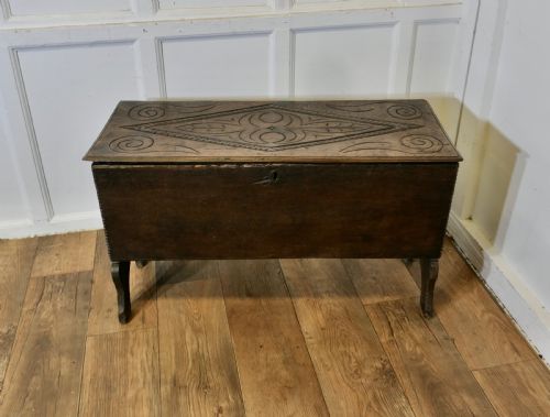 A GEORGIAN 5 PLANK OAK COFFER - ADDITIONAL PHOTO 1
