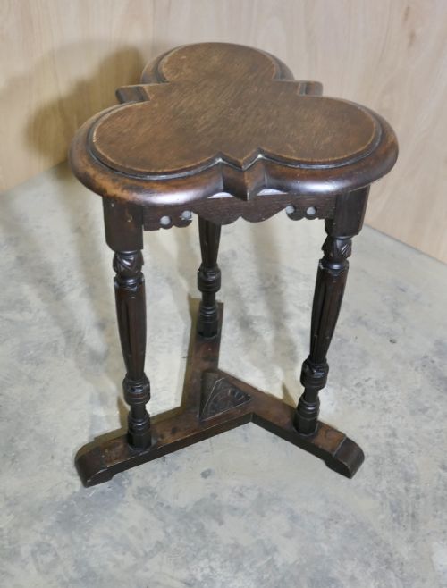 CELTIC GOTHIC OAK CLOVER LEAF TABLE - ADDITIONAL PHOTO 5