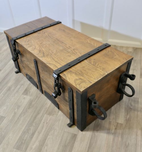 FRENCH ELM CANNONBALL BOX WITH IRON HASPS AND CARRYING HOOPS - ADDITIONAL PHOTO 3