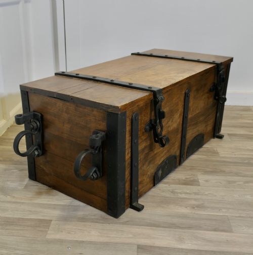 FRENCH ELM CANNONBALL BOX WITH IRON HASPS AND CARRYING HOOPS - ADDITIONAL PHOTO 4