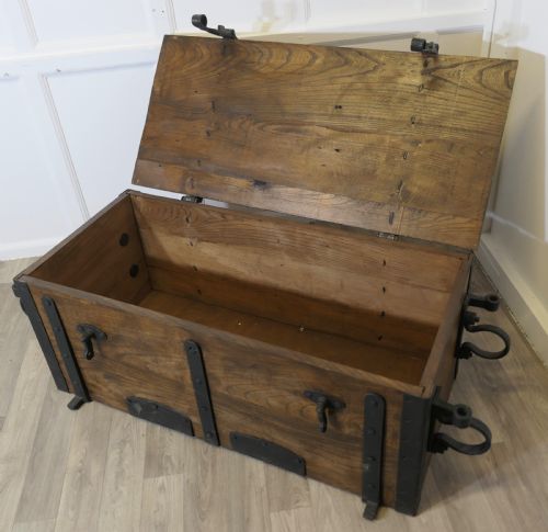 FRENCH ELM CANNONBALL BOX WITH IRON HASPS AND CARRYING HOOPS - ADDITIONAL PHOTO 5