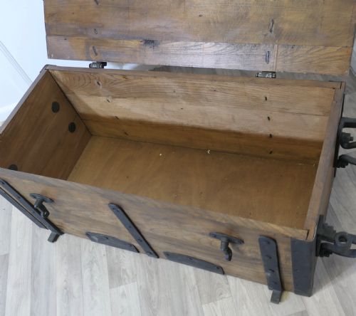 FRENCH ELM CANNONBALL BOX WITH IRON HASPS AND CARRYING HOOPS - ADDITIONAL PHOTO 6
