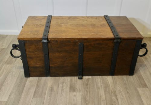 FRENCH ELM CANNONBALL BOX WITH IRON HASPS AND CARRYING HOOPS - ADDITIONAL PHOTO 7