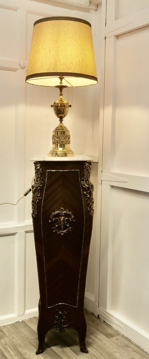 BRASS TABLE LAMP WITH ITALIAN CLASSICAL MASK AND MOUNTS TO THE BASE - ADDITIONAL PHOTO 1