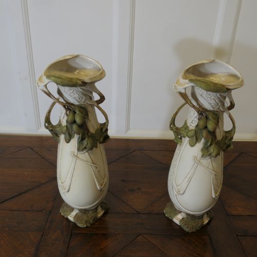 A PAIR OF LARGE ROYAL DUX BOHEMIA ART NOUVEAU 19TH CENTURY PORCELAIN VASES - ADDITIONAL PHOTO 3