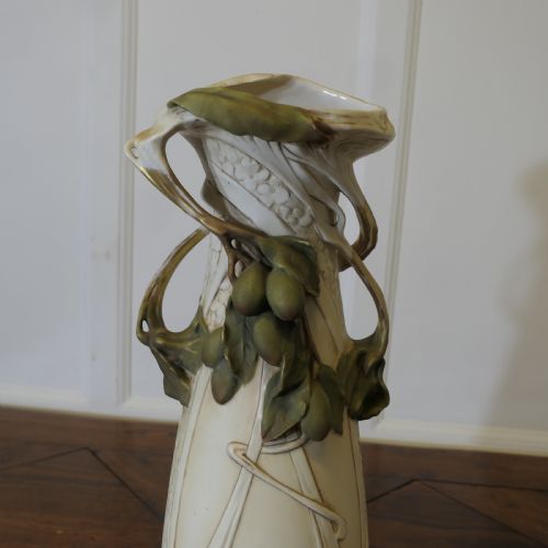 A PAIR OF LARGE ROYAL DUX BOHEMIA ART NOUVEAU 19TH CENTURY PORCELAIN VASES - ADDITIONAL PHOTO 4