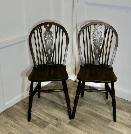 A PAIR OF VICTORIAN BEECH ELM WHEEL BACK WEDGE CHAIRS - ADDITIONAL PHOTO 1