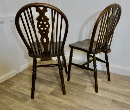 A PAIR OF VICTORIAN BEECH ELM WHEEL BACK WEDGE CHAIRS - ADDITIONAL PHOTO 4