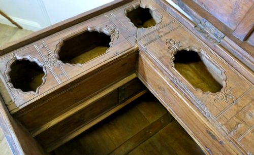 LARGE FITTED IRON BANDED MERCHANTS CHEST - ADDITIONAL PHOTO 6