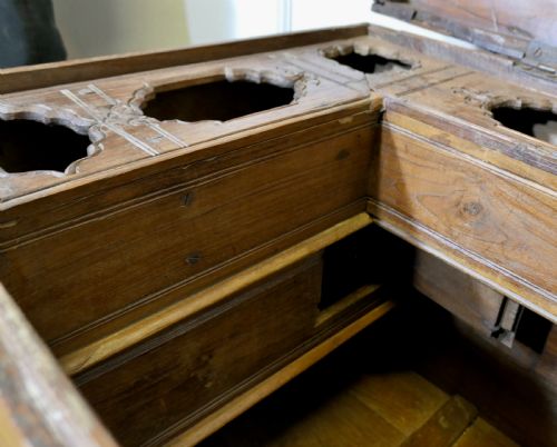 LARGE FITTED IRON BANDED MERCHANTS CHEST - ADDITIONAL PHOTO 7