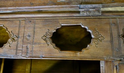 LARGE FITTED IRON BANDED MERCHANTS CHEST - ADDITIONAL PHOTO 8