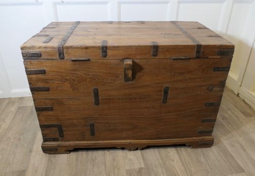 LARGE FITTED IRON BANDED MERCHANTS CHEST - ADDITIONAL PHOTO 9