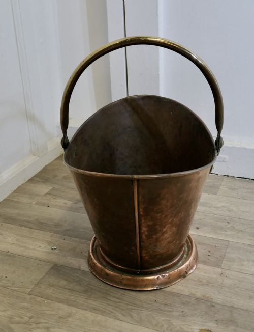 AN ARTS AND CRAFTS COPPER HELMET COAL SCUTTLE - ADDITIONAL PHOTO 2