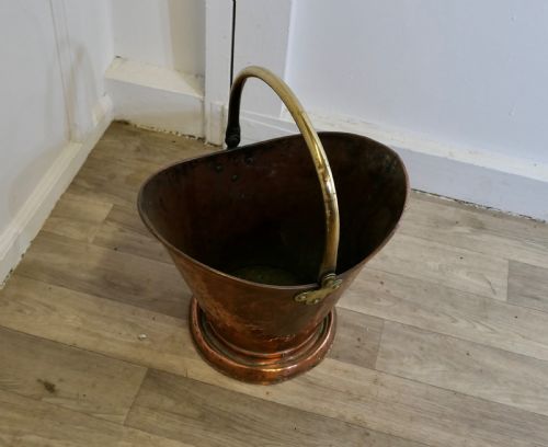 AN ARTS AND CRAFTS COPPER HELMET COAL SCUTTLE - ADDITIONAL PHOTO 5