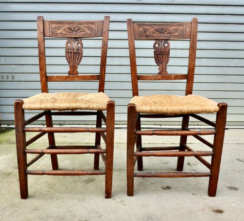 A PAIR OF EARLY 19TH CENTURY RUSH SEATED ELM HALL CHAIRS - ADDITIONAL PHOTO 3
