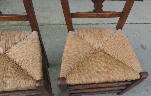 A PAIR OF EARLY 19TH CENTURY RUSH SEATED ELM HALL CHAIRS - ADDITIONAL PHOTO 5
