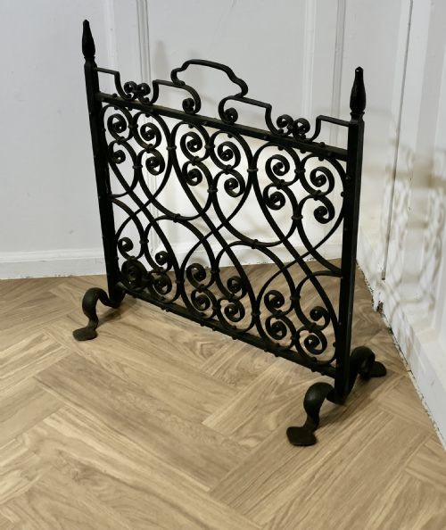 VERY HEAVY OLD GOTHIC WROUGHT IRON FIRE SCREEN - ADDITIONAL PHOTO 2