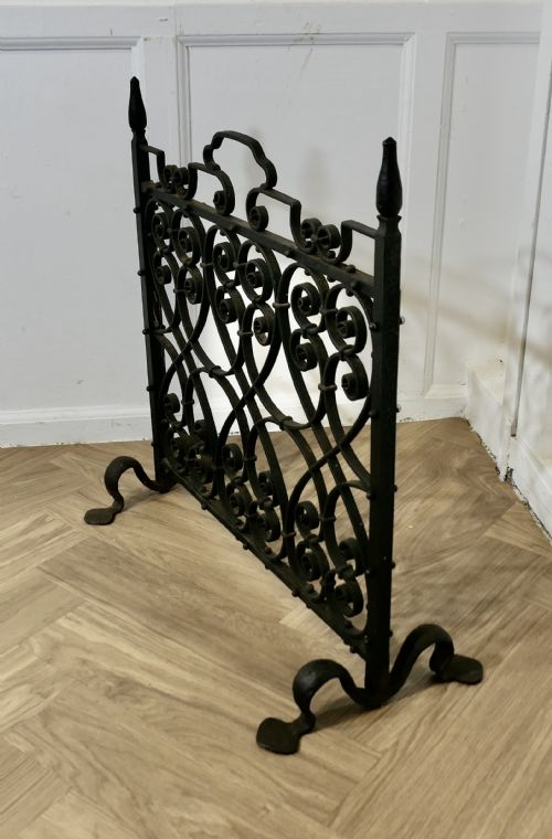 VERY HEAVY OLD GOTHIC WROUGHT IRON FIRE SCREEN - ADDITIONAL PHOTO 3