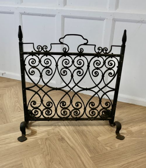 VERY HEAVY OLD GOTHIC WROUGHT IRON FIRE SCREEN - ADDITIONAL PHOTO 4