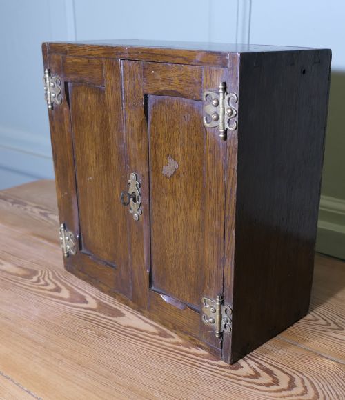 EARLY 19TH CENTURY OAK CUPBOARD - ADDITIONAL PHOTO 2
