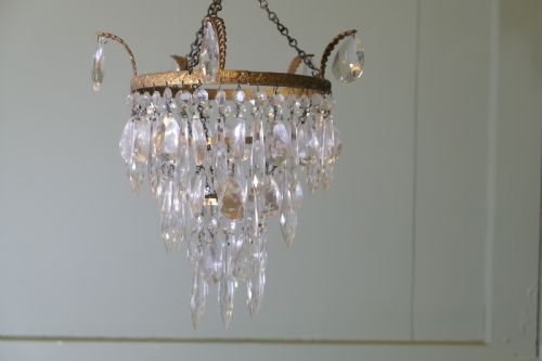 A DELICATE WATERFALL 3 TIER CRYSTAL CHANDELIER - ADDITIONAL PHOTO 1