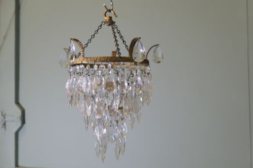 A DELICATE WATERFALL 3 TIER CRYSTAL CHANDELIER - ADDITIONAL PHOTO 2