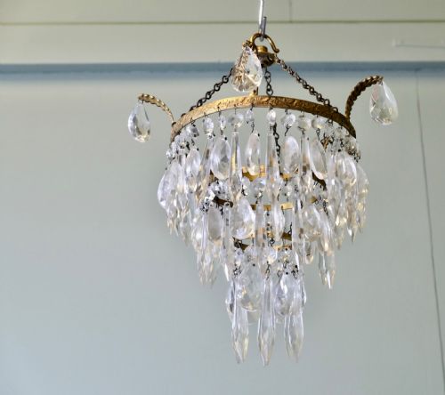 A DELICATE WATERFALL 3 TIER CRYSTAL CHANDELIER - ADDITIONAL PHOTO 3