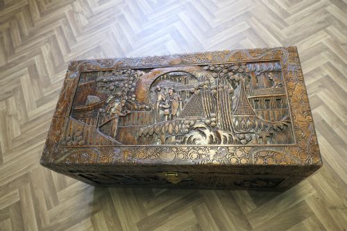 LARGE ORIENTAL CARVED CAMPHOR WOOD CHEST - ADDITIONAL PHOTO 6
