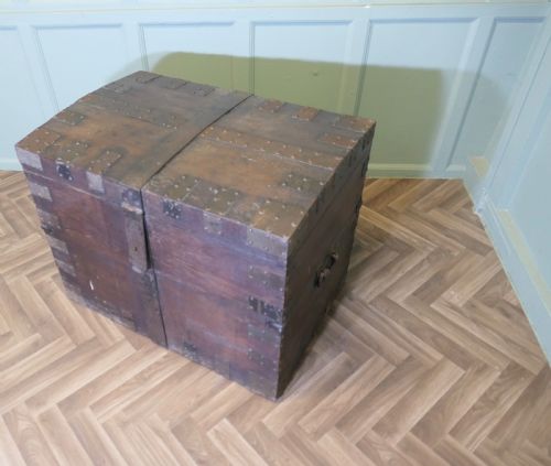19TH CENTURY OAK AND IRON BANDED SILVER CHEST - ADDITIONAL PHOTO 4