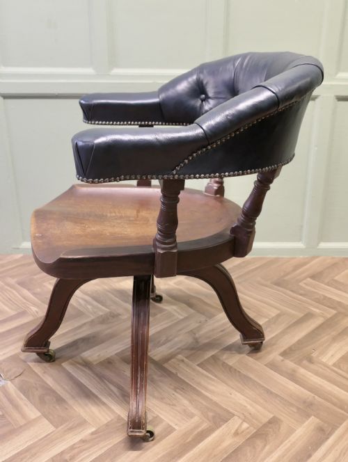 A SUPERBLY COMFORTABLE 19TH CENTURY SWIVELLING DESK CHAIR - ADDITIONAL PHOTO 2