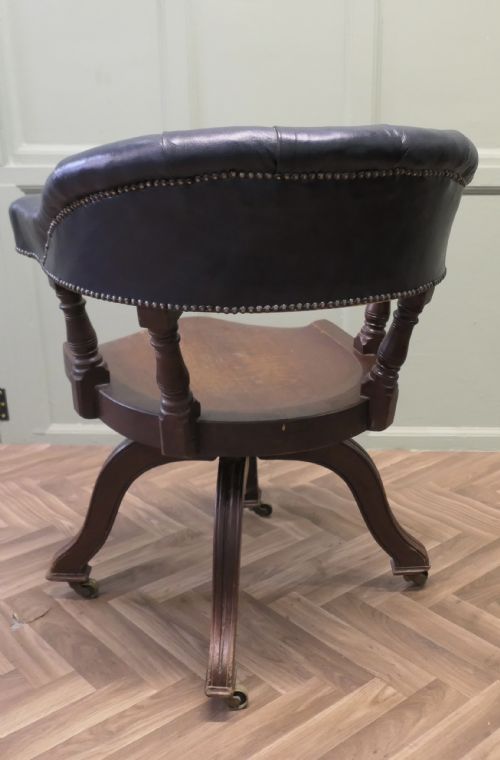 A SUPERBLY COMFORTABLE 19TH CENTURY SWIVELLING DESK CHAIR - ADDITIONAL PHOTO 3
